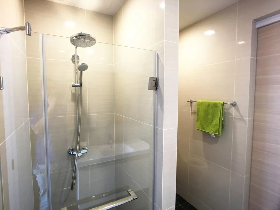 For sale, for rent, Park 24 Origin Phrom Phong. This room has a large living room, comfortable living, with quality furniture, very worth booking.
