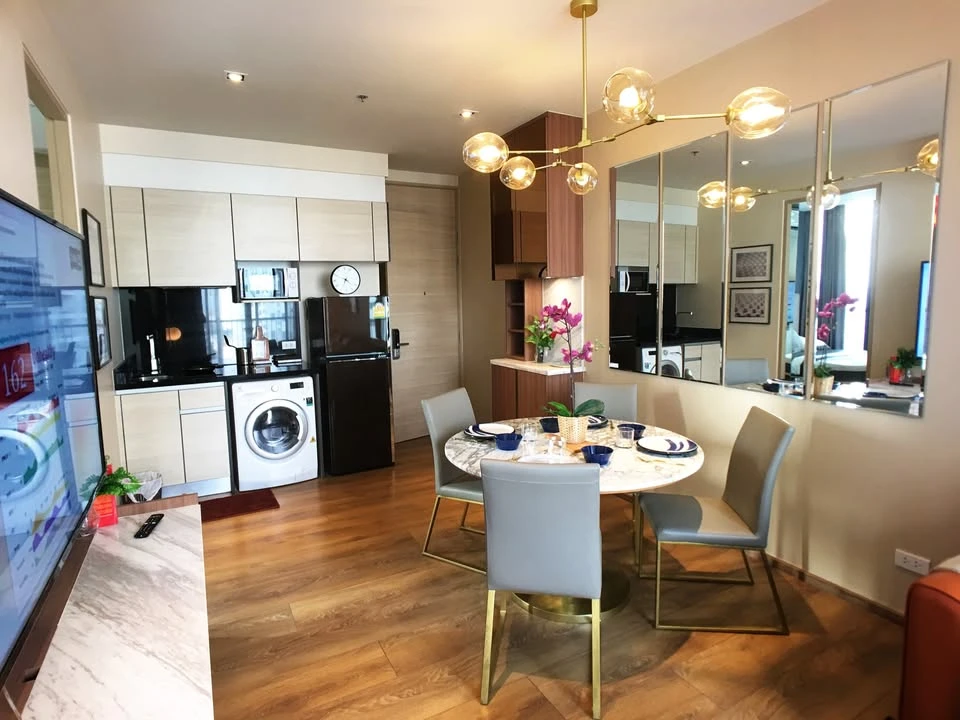 For sale, for rent, Park 24 Origin Phrom Phong. This room has a large living room, comfortable living, with quality furniture, very worth booking.