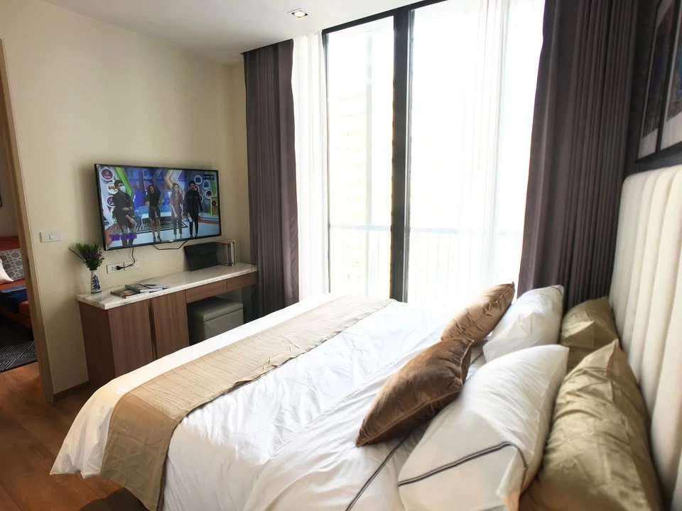 For sale, for rent, Park 24 Origin Phrom Phong. This room has a large living room, comfortable living, with quality furniture, very worth booking.