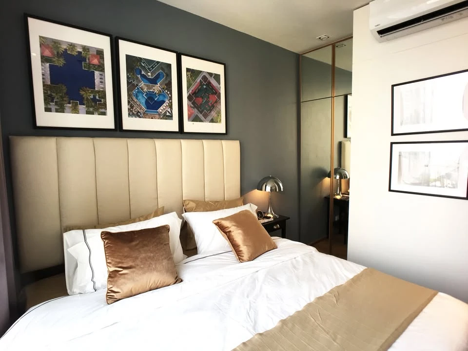 For sale, for rent, Park 24 Origin Phrom Phong. This room has a large living room, comfortable living, with quality furniture, very worth booking.