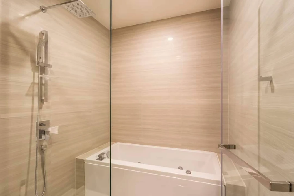 For sale or rent: Park Origin Thonglor, very large unit on the top floor, fully furnished with high-quality furnishings. Don't miss this opportunity!