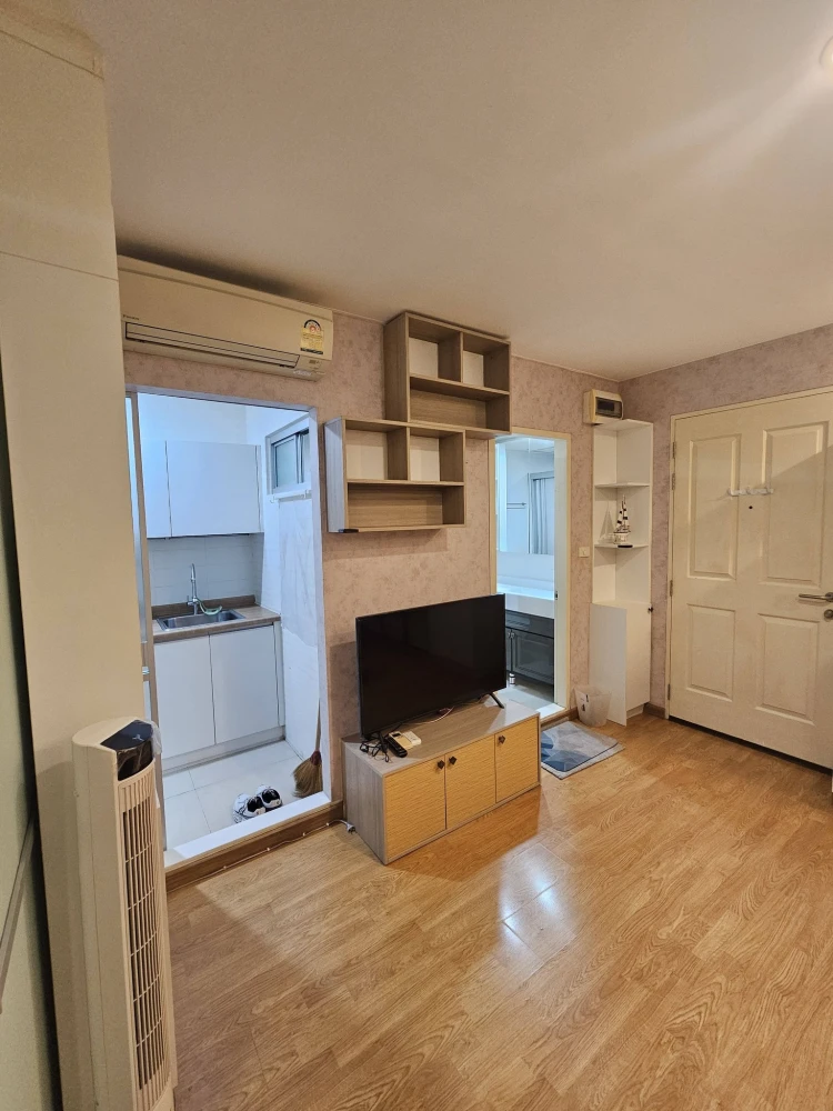 For sale or rent: U Delight @ Chatuchak Station. High floor unit with unobstructed view, no buildings blocking the view. Beautiful wallpaper installed
