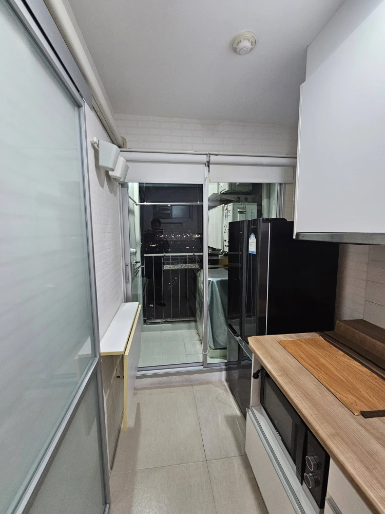 For sale or rent: U Delight @ Chatuchak Station. High floor unit with unobstructed view, no buildings blocking the view. Beautiful wallpaper installed