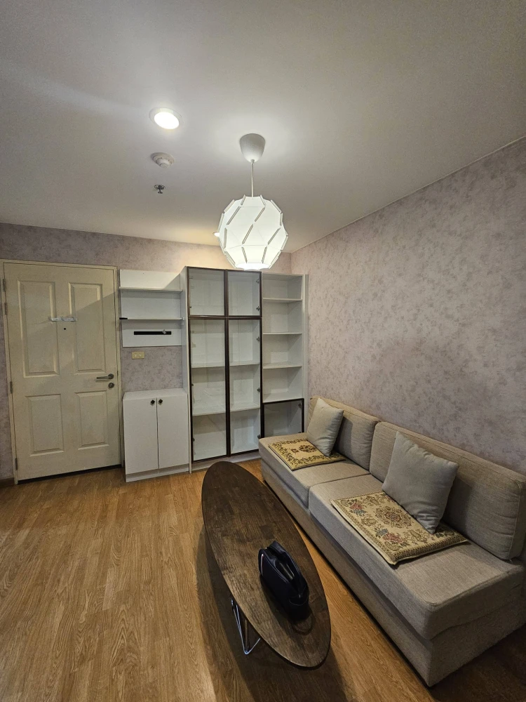 For sale or rent: U Delight @ Chatuchak Station. High floor unit with unobstructed view, no buildings blocking the view. Beautiful wallpaper installed