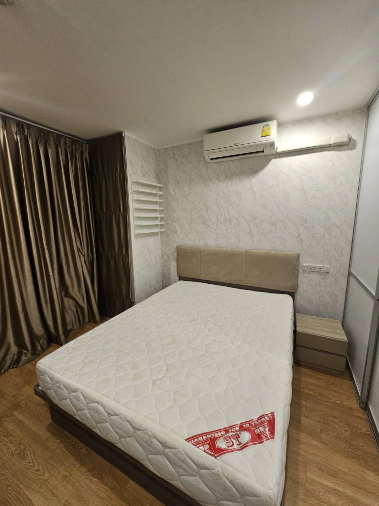 For sale or rent: U Delight @ Chatuchak Station. High floor unit with unobstructed view, no buildings blocking the view. Beautiful wallpaper installed