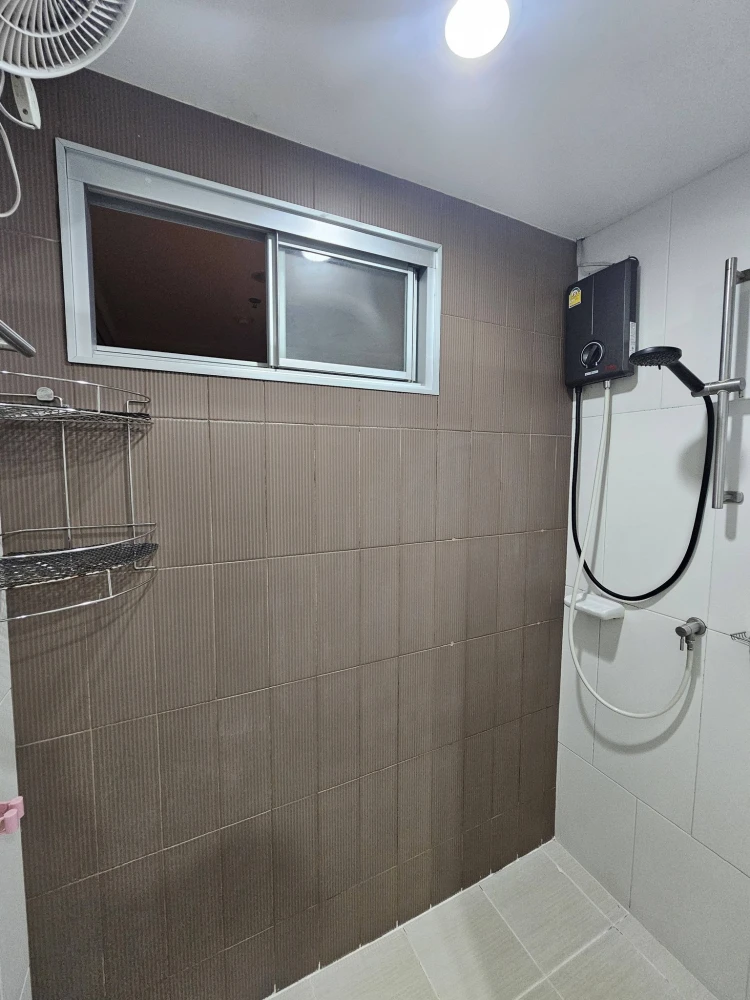 For sale or rent: U Delight @ Chatuchak Station. High floor unit with unobstructed view, no buildings blocking the view. Beautiful wallpaper installed