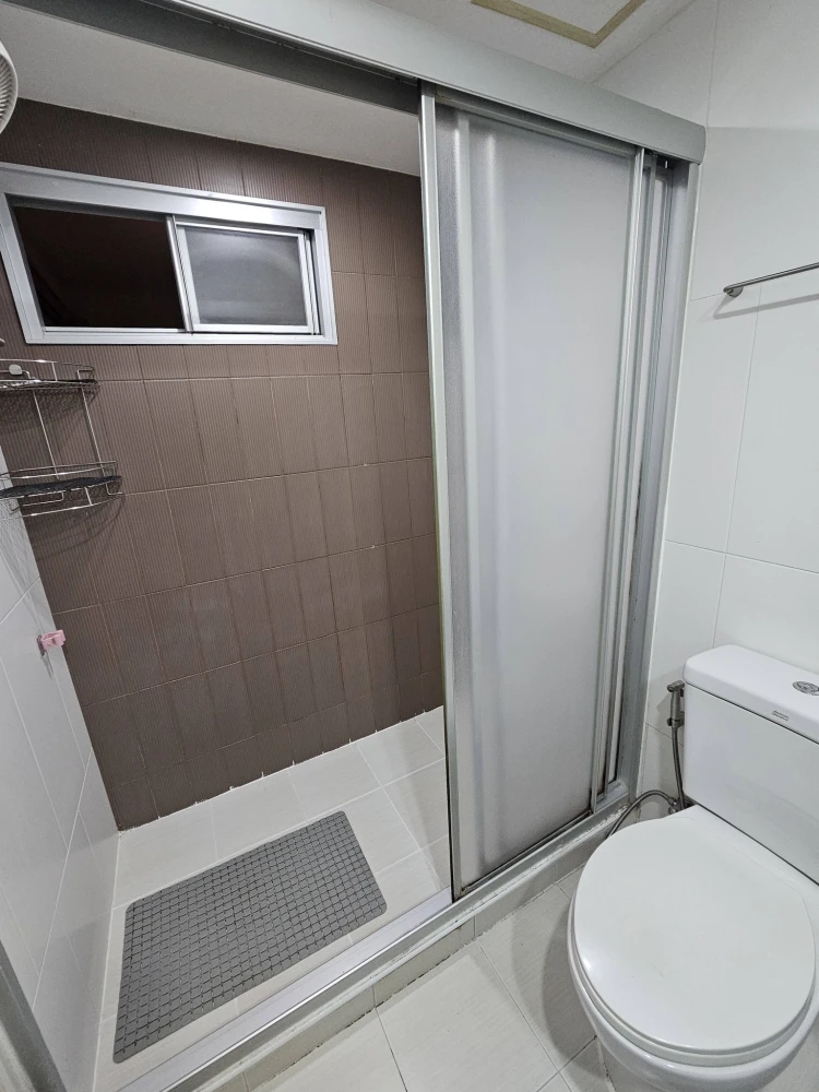 For sale or rent: U Delight @ Chatuchak Station. High floor unit with unobstructed view, no buildings blocking the view. Beautiful wallpaper installed