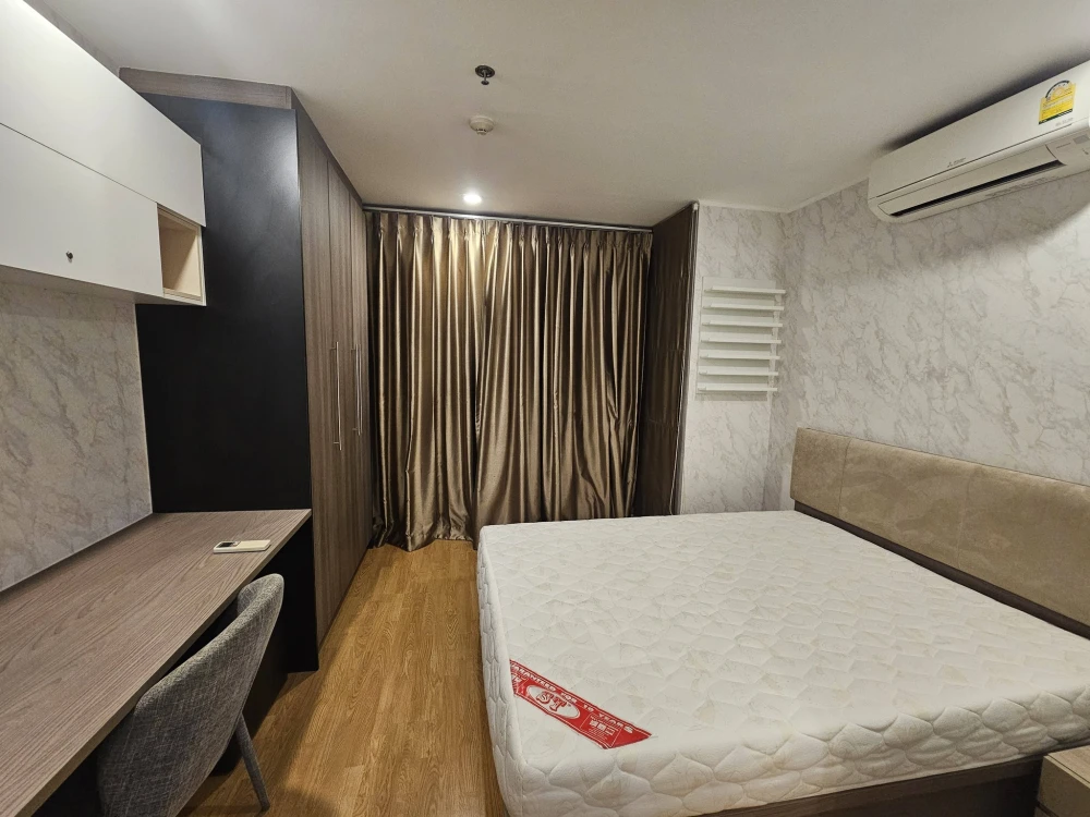 For sale or rent: U Delight @ Chatuchak Station. High floor unit with unobstructed view, no buildings blocking the view. Beautiful wallpaper installed
