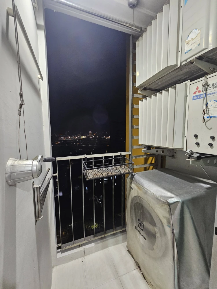 For sale or rent: U Delight @ Chatuchak Station. High floor unit with unobstructed view, no buildings blocking the view. Beautiful wallpaper installed