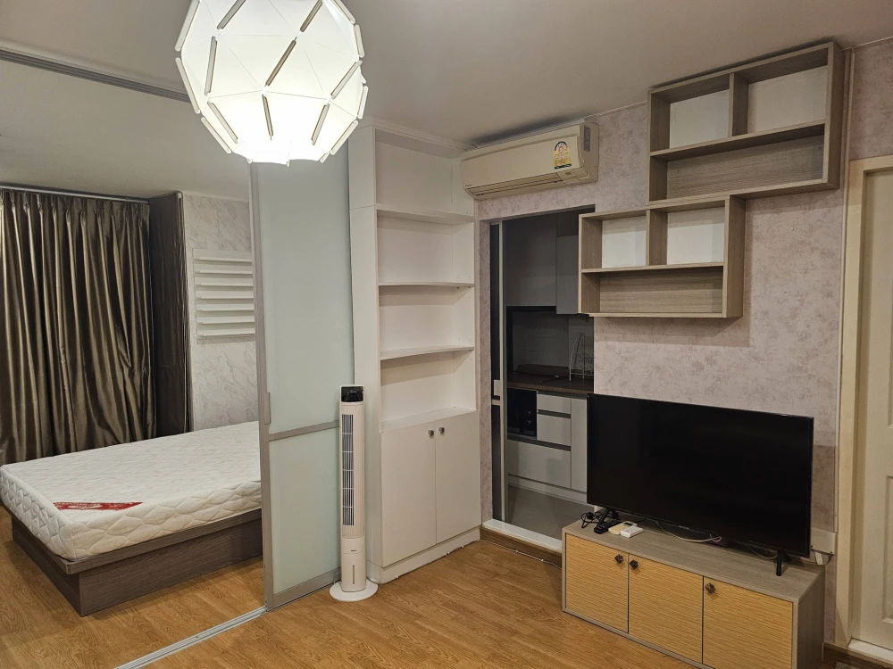 For sale or rent: U Delight @ Chatuchak Station. High floor unit with unobstructed view, no buildings blocking the view. Beautiful wallpaper installed