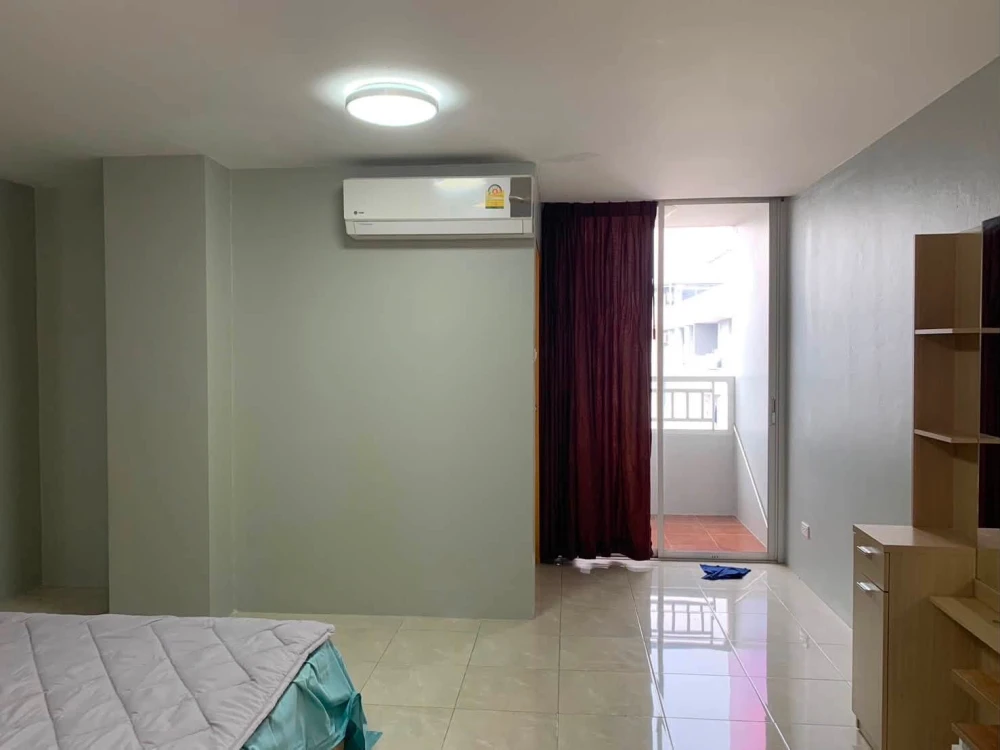 For sale or rent: Ratchada City 18, Ploy Building, 9th floor (corner unit). Very quiet and private. You won't be disappointed if you book now.