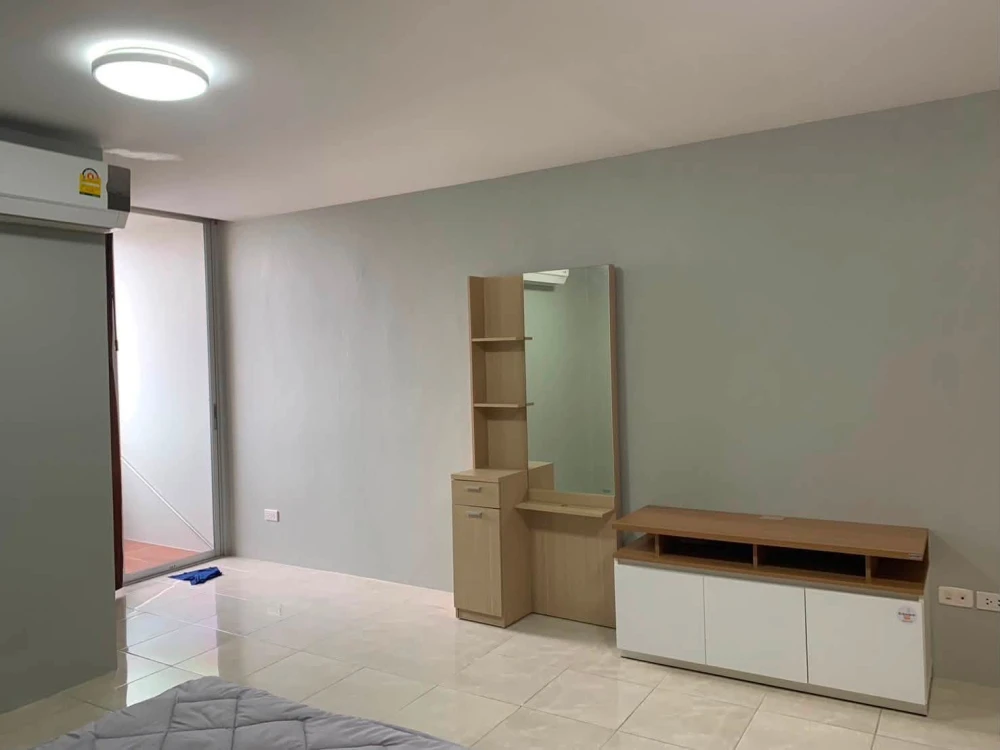 For sale or rent: Ratchada City 18, Ploy Building, 9th floor (corner unit). Very quiet and private. You won't be disappointed if you book now.
