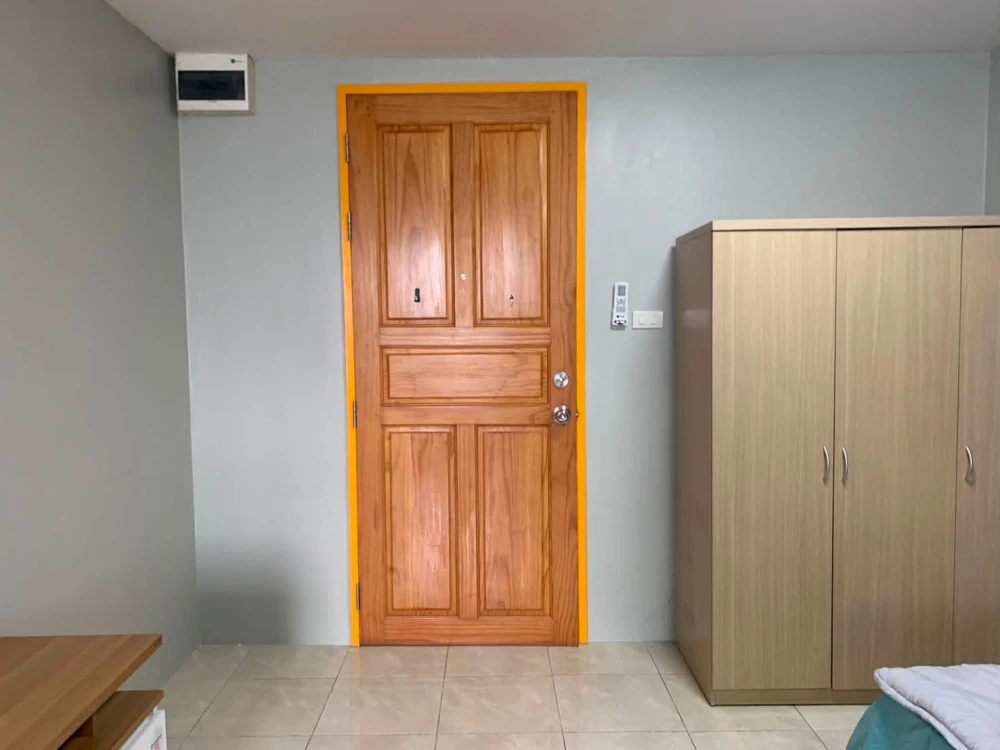 For sale or rent: Ratchada City 18, Ploy Building, 9th floor (corner unit). Very quiet and private. You won't be disappointed if you book now.