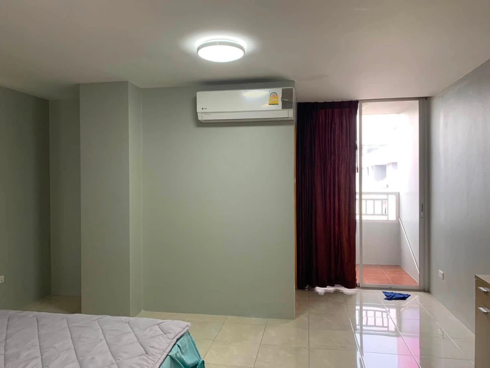 For sale or rent: Ratchada City 18, Ploy Building, 9th floor (corner unit). Very quiet and private. You won't be disappointed if you book now.