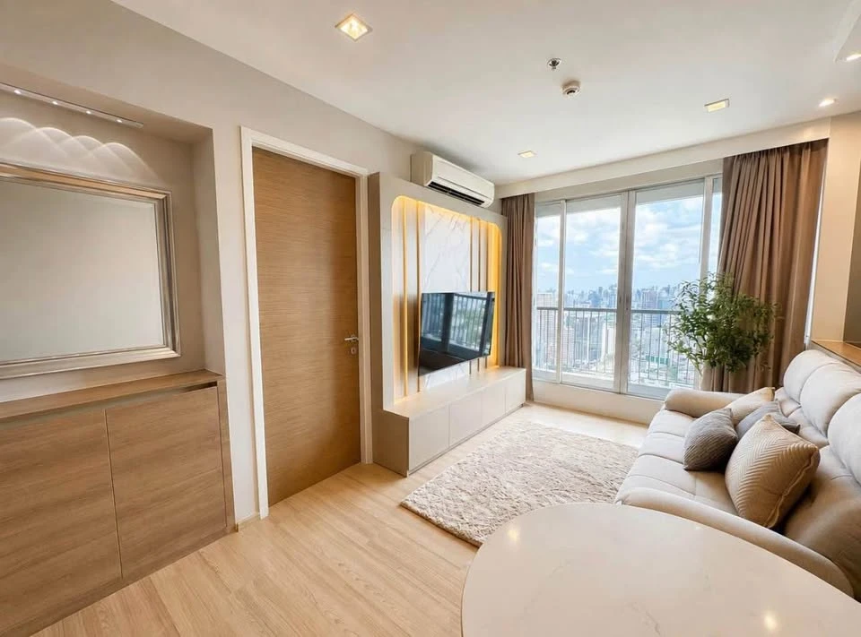 For sale or rent: Rhythm Phahonyothin-Ari, 49th floor, Sky view, beautifully decorated, fully furnished with appliances, ready to move in.