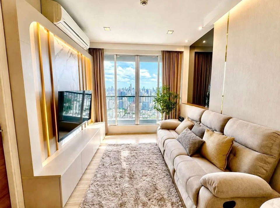 For sale or rent: Rhythm Phahonyothin-Ari, 49th floor, Sky view, beautifully decorated, fully furnished with appliances, ready to move in.
