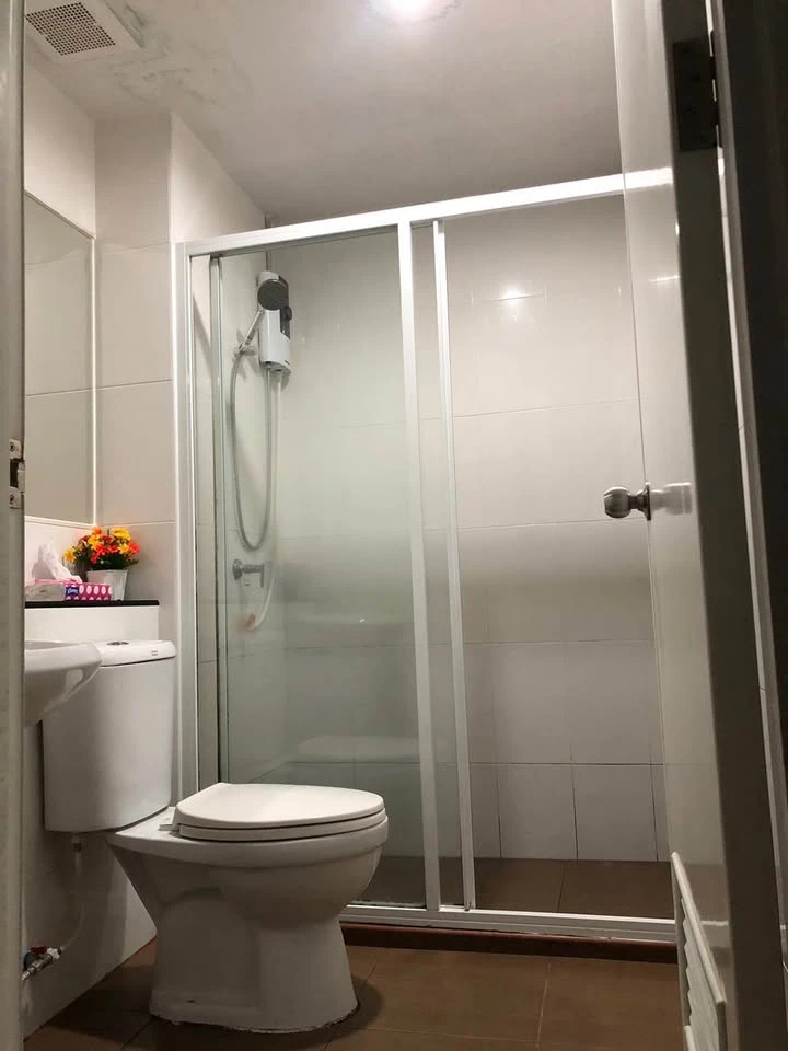 For sale or rent: Regent Home Sukhumvit 97/1, 6th floor, not very high, bright and comfortable room, glass partition for privacy. Urgent booking.