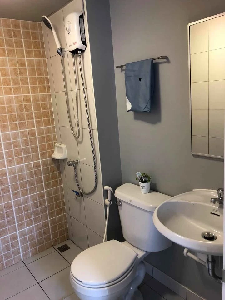For sale or rent: Lumpini Condo Town Romklao-Suvarnabhumi, Building B1, 5th floor. Fully furnished with appliances. Ready to move in!