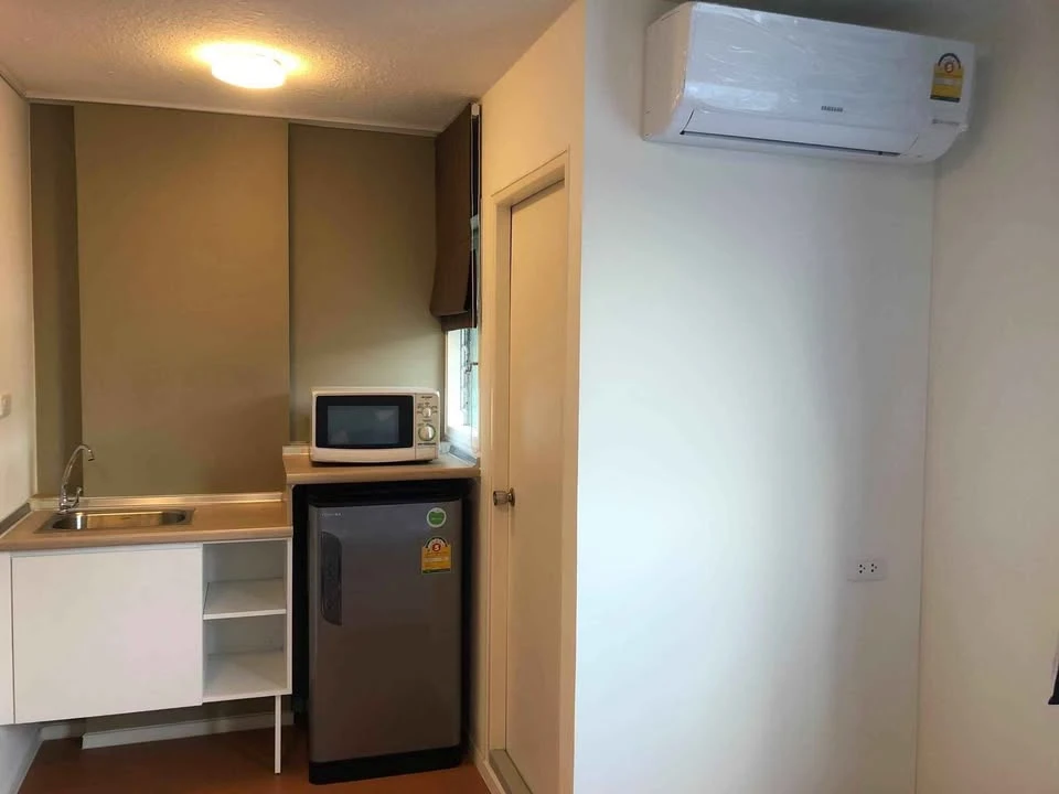 For sale or rent: Lumpini Condo Town Romklao-Suvarnabhumi, Building B1, 5th floor. Fully furnished with appliances. Ready to move in!
