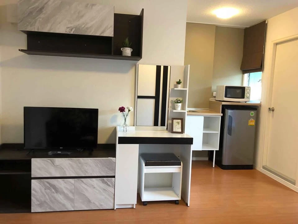 For sale or rent: Lumpini Condo Town Romklao-Suvarnabhumi, Building B1, 5th floor. Fully furnished with appliances. Ready to move in!