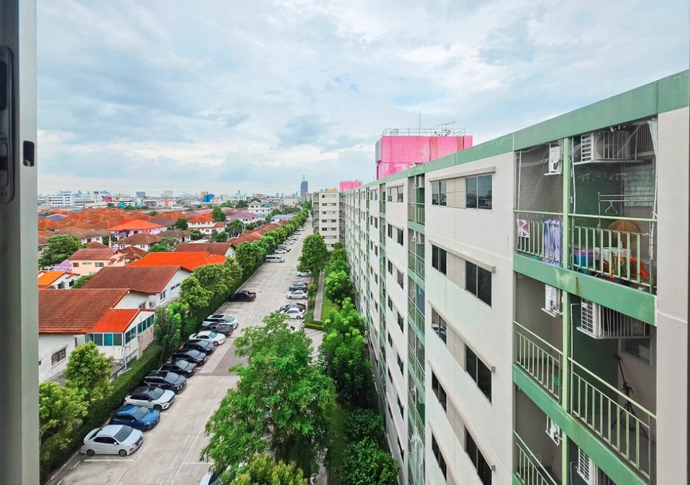 For sale or rent: Lumpini Mix Theparak - Srinakarin. Excellent location. Fully furnished. Move-in ready.