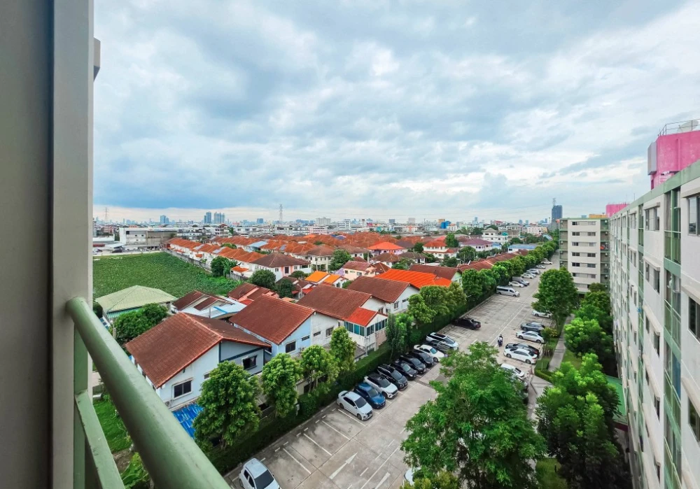 For sale or rent: Lumpini Mix Theparak - Srinakarin. Excellent location. Fully furnished. Move-in ready.