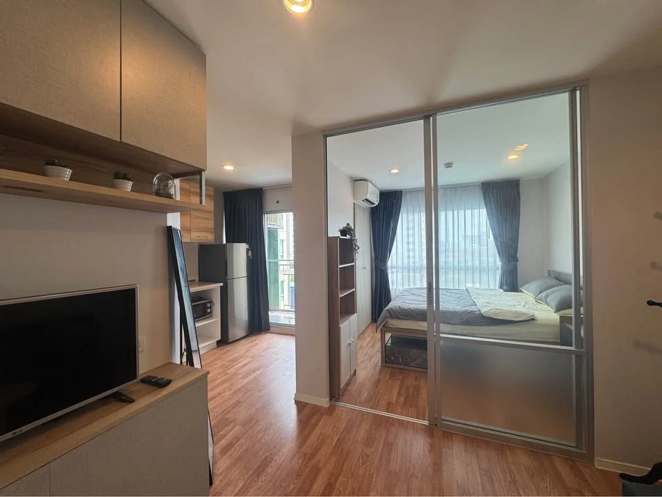 For sale, for rent, Lumpini Mix Theparak - Srinakarin, with a very chill swimming pool view, complete with a set of furniture. Interested in booking n