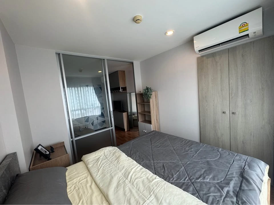 For sale, for rent, Lumpini Mix Theparak - Srinakarin, with a very chill swimming pool view, complete with a set of furniture. Interested in booking n