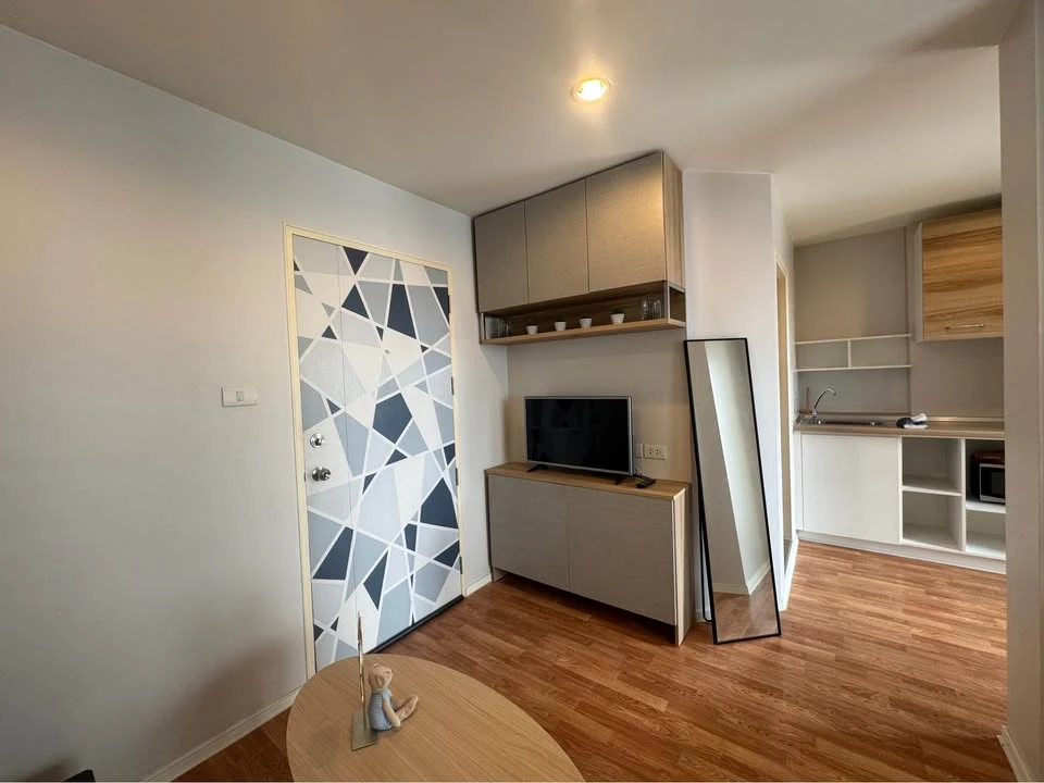 For sale, for rent, Lumpini Mix Theparak - Srinakarin, with a very chill swimming pool view, complete with a set of furniture. Interested in booking n
