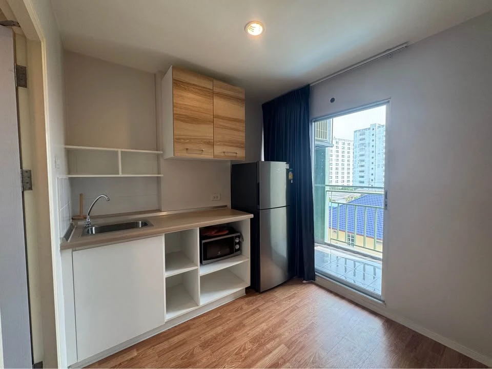 For sale, for rent, Lumpini Mix Theparak - Srinakarin, with a very chill swimming pool view, complete with a set of furniture. Interested in booking n