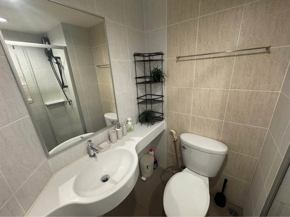 For sale, for rent, Lumpini Mix Theparak - Srinakarin, with a very chill swimming pool view, complete with a set of furniture. Interested in booking n