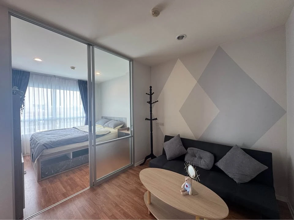 For sale, for rent, Lumpini Mix Theparak - Srinakarin, with a very chill swimming pool view, complete with a set of furniture. Interested in booking n