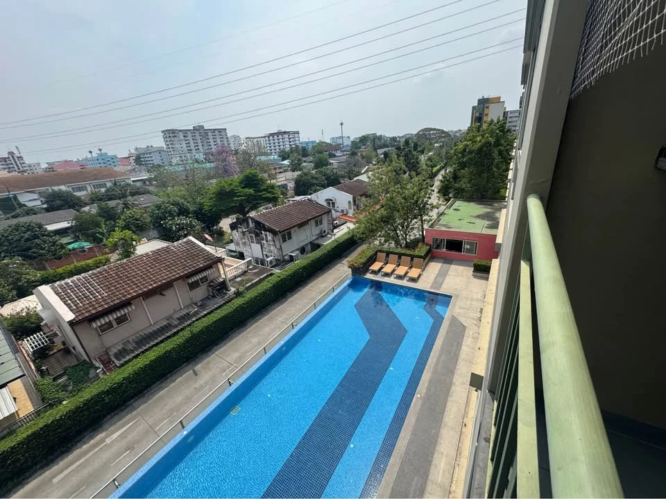 For sale, for rent, Lumpini Mix Theparak - Srinakarin, with a very chill swimming pool view, complete with a set of furniture. Interested in booking n