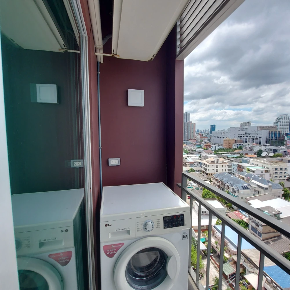For sale, for rent, Lumpini Place Ratchada-Sathu, room size 28 sq m., 14th floor, clean room, spacious, very comfortable, hurry and book now.