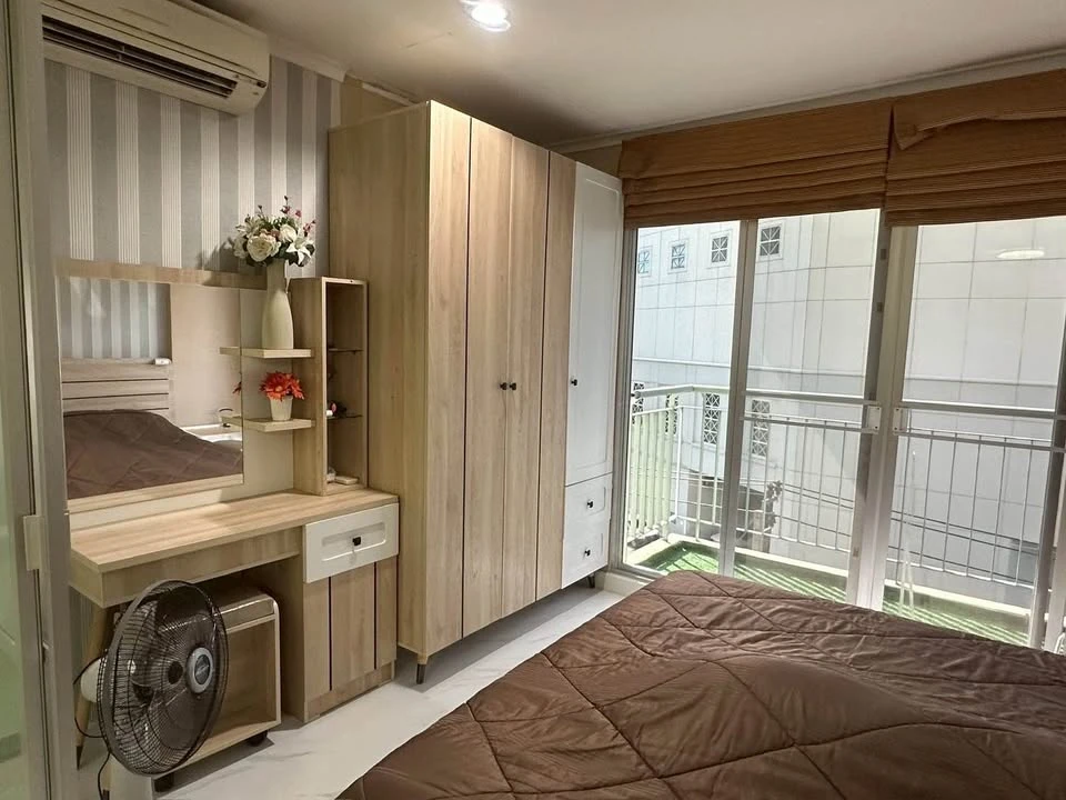 For sale or rent: Lumpini Place Ramintra-Lak Si, 4th floor, Building F, next to the Pink Line BTS station, wallpapered throughout the room, reserve no
