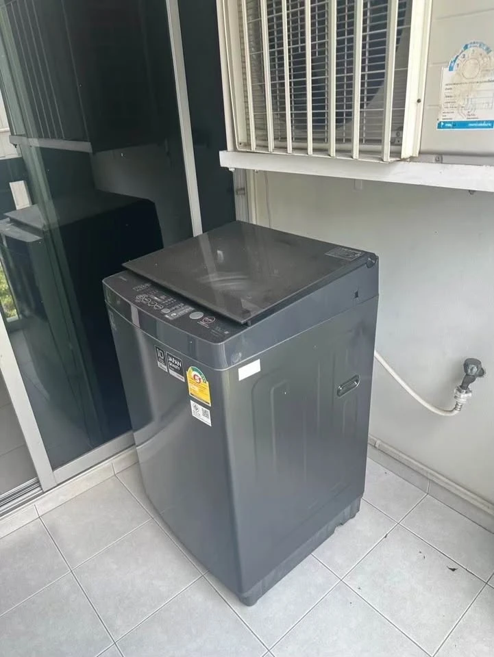 For sale or rent: Lumpini Place Ramintra-Lak Si, 4th floor, Building F, next to the Pink Line BTS station, wallpapered throughout the room, reserve no