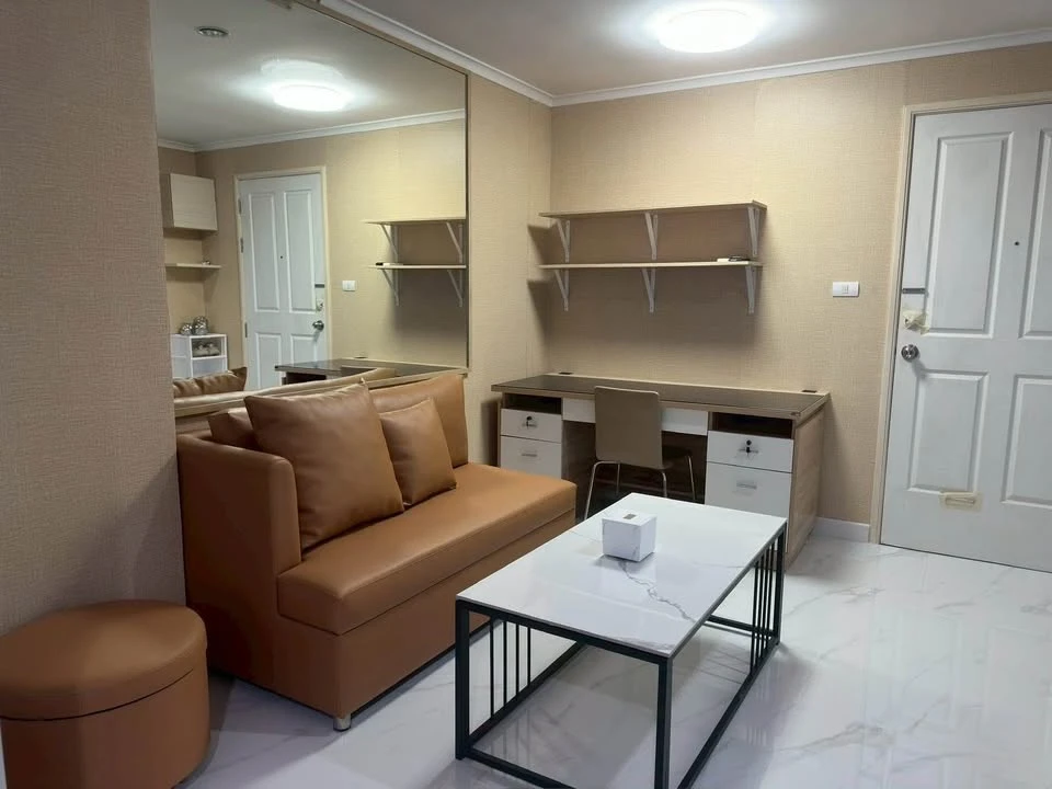 For sale or rent: Lumpini Place Ramintra-Lak Si, 4th floor, Building F, next to the Pink Line BTS station, wallpapered throughout the room, reserve no