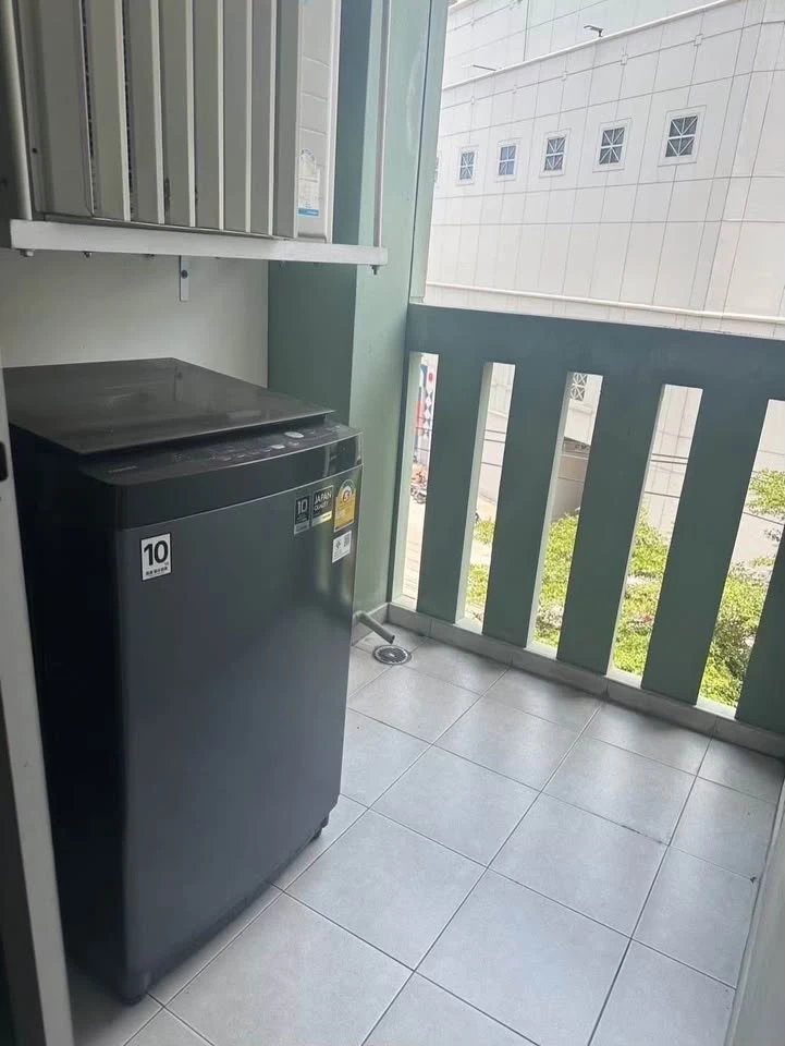 For sale or rent: Lumpini Place Ramintra-Lak Si, 4th floor, Building F, next to the Pink Line BTS station, wallpapered throughout the room, reserve no