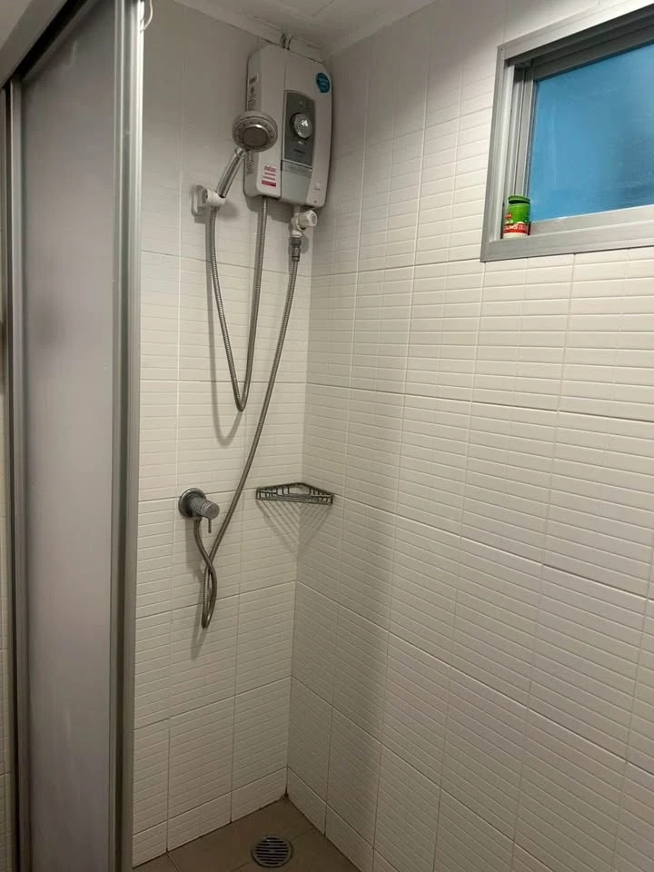 For sale or rent: Lumpini Place Ramintra-Lak Si, 4th floor, Building F, next to the Pink Line BTS station, wallpapered throughout the room, reserve no