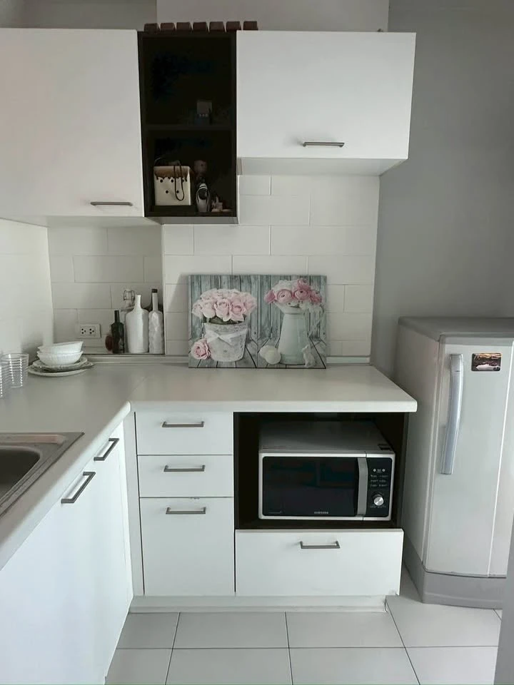 For sale or rent: Lumpini Place Ramintra-Lak Si, 4th floor, Building F, next to the Pink Line BTS station, wallpapered throughout the room, reserve no