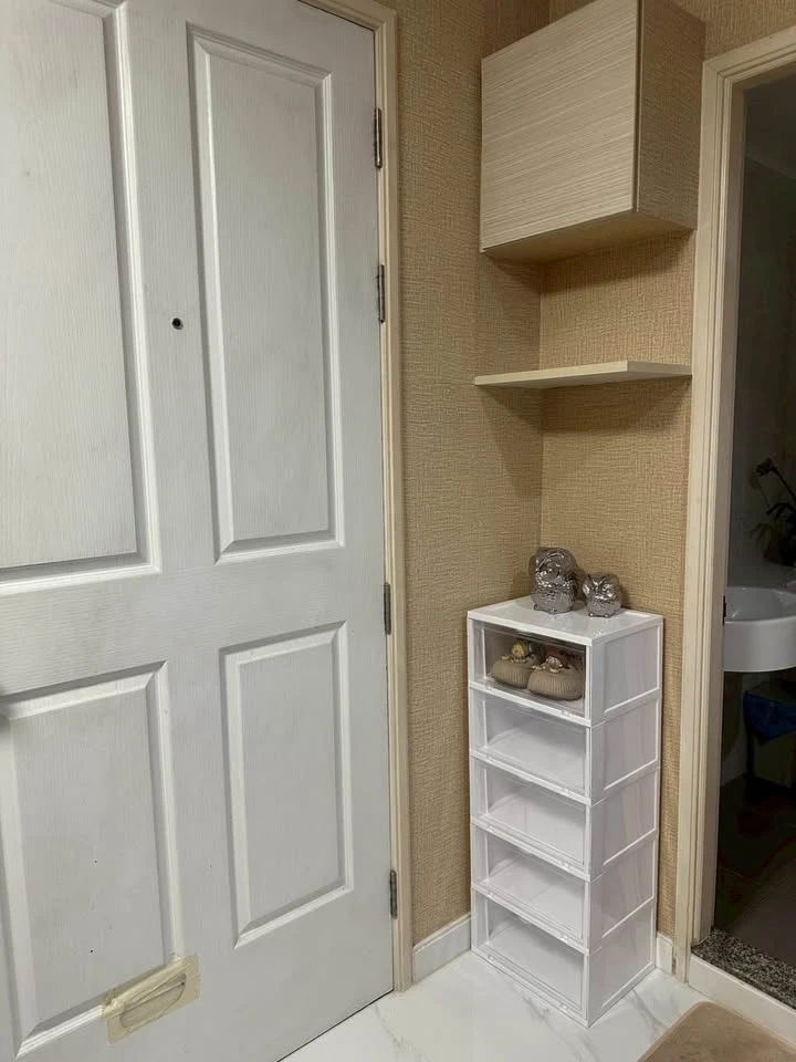 For sale or rent: Lumpini Place Ramintra-Lak Si, 4th floor, Building F, next to the Pink Line BTS station, wallpapered throughout the room, reserve no