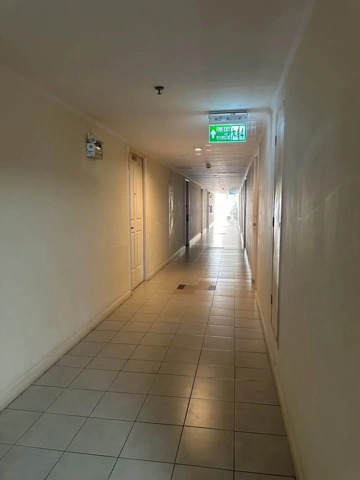 For sale or rent: Lumpini Place Ramintra-Lak Si, 4th floor, Building F, next to the Pink Line BTS station, wallpapered throughout the room, reserve no