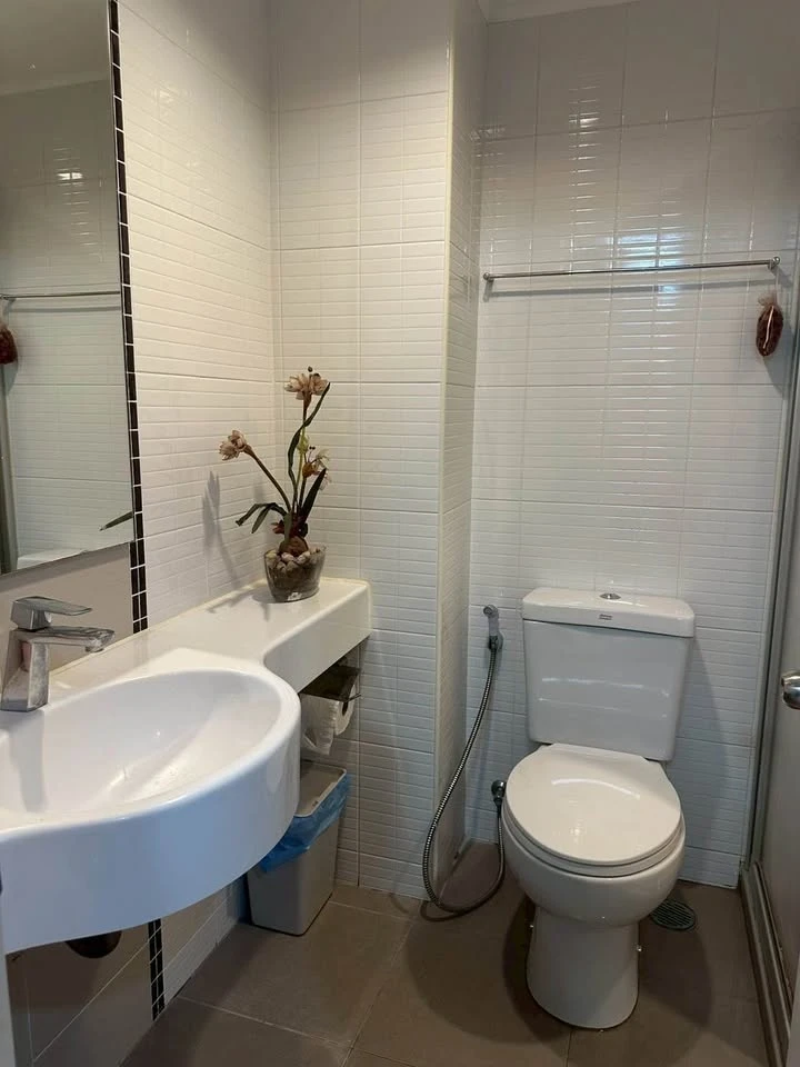 For sale or rent: Lumpini Place Ramintra-Lak Si, 4th floor, Building F, next to the Pink Line BTS station, wallpapered throughout the room, reserve no