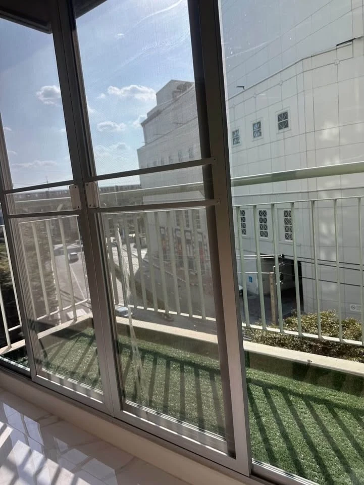 For sale or rent: Lumpini Place Ramintra-Lak Si, 4th floor, Building F, next to the Pink Line BTS station, wallpapered throughout the room, reserve no