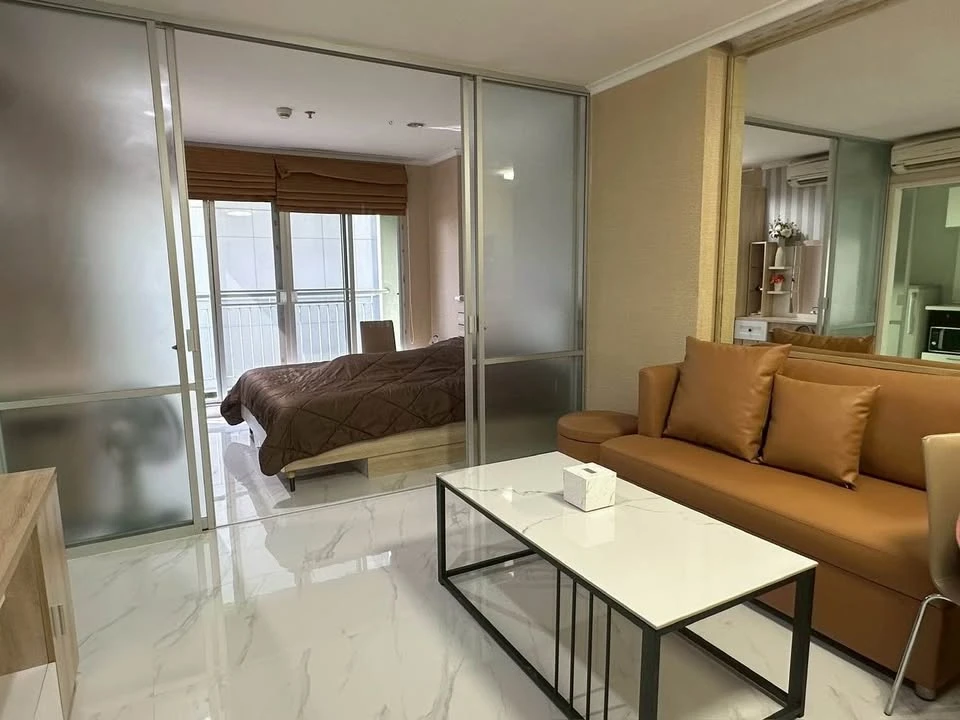 For sale or rent: Lumpini Place Ramintra-Lak Si, 4th floor, Building F, next to the Pink Line BTS station, wallpapered throughout the room, reserve no