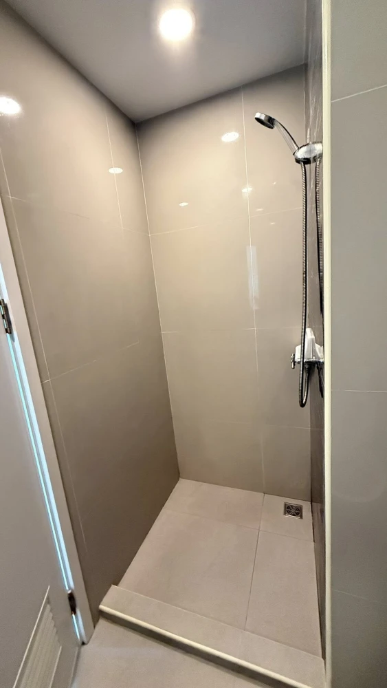 For sale or rent: Winn Thani, 5th floor, Building B, fully furnished, very good price. You'll regret it if you miss it.