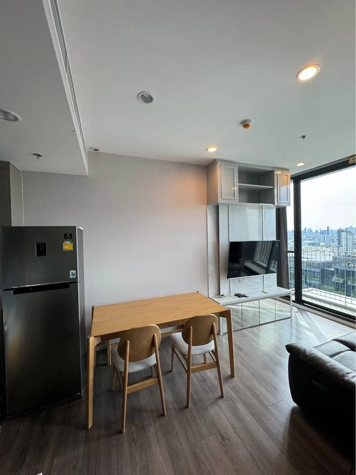 For rent or sale, Whizdom Essence, well decorated room with built-ins. Complete with electrical appliances, don't miss it.