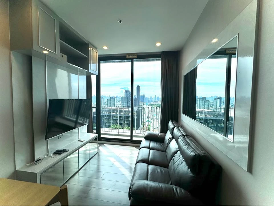 For rent or sale, Whizdom Essence, well decorated room with built-ins. Complete with electrical appliances, don't miss it.