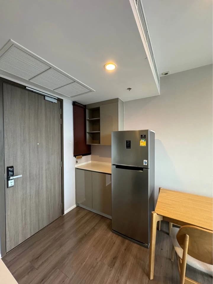 For rent or sale, Whizdom Essence, well decorated room with built-ins. Complete with electrical appliances, don't miss it.