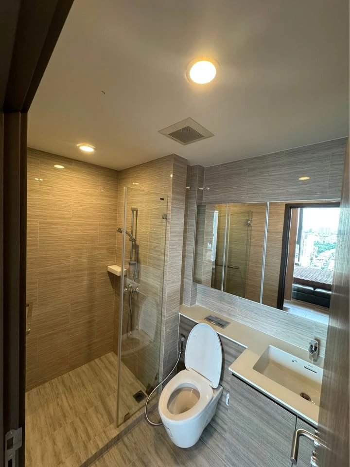 For rent or sale, Whizdom Essence, well decorated room with built-ins. Complete with electrical appliances, don't miss it.